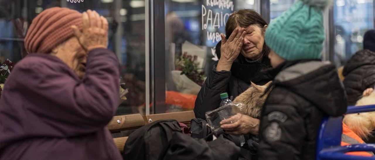 Dos mujeres lloran tras llegas procedentes de Mariúpol a la localidad ucraniana de Zaporizhzhia.
