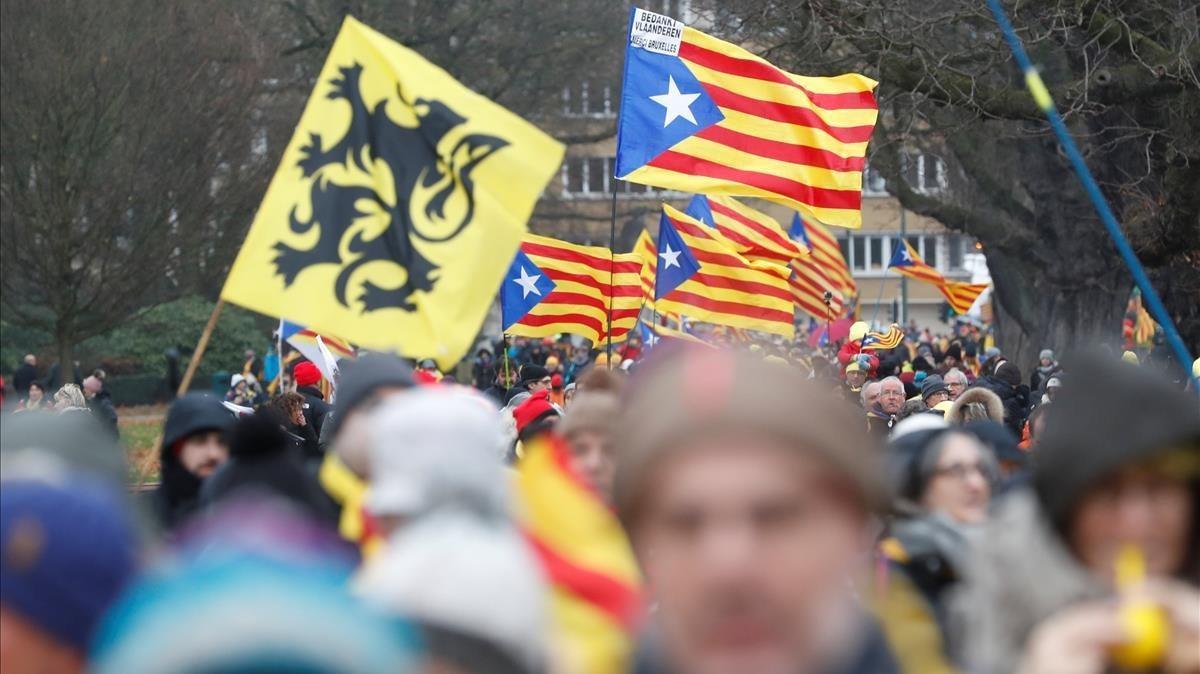 zentauroepp41224903 people wave catalan and flemish separatist flags as they tak171207103924