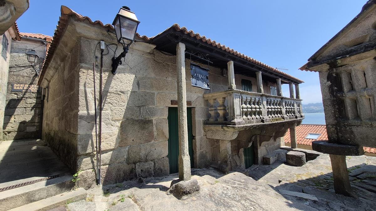La llamada «casa barroca», en el corazón del centro histórico de Combarro.