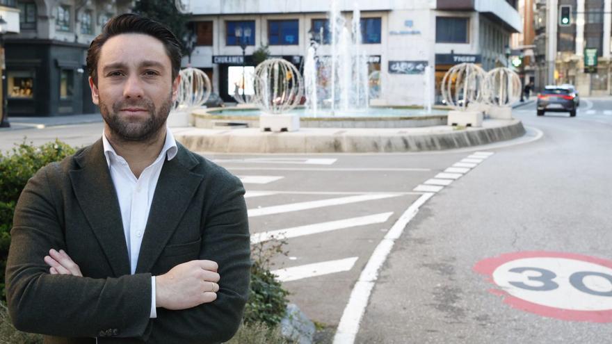 Andrés Ruiz, ayer por la mañana, en la glorieta del Carmen.  | ÁNGEL GONZÁLEZ