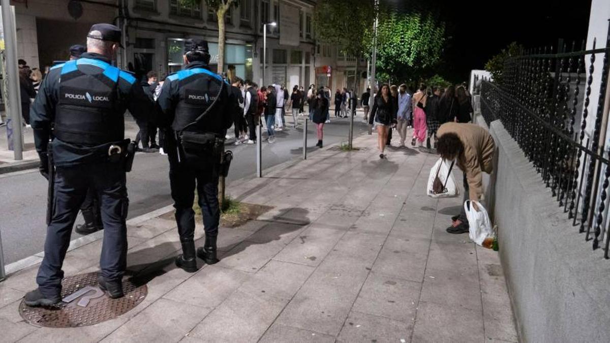 Agentes de la Policía Local durante un control en las inmediaciones de una discoteca de Santiago