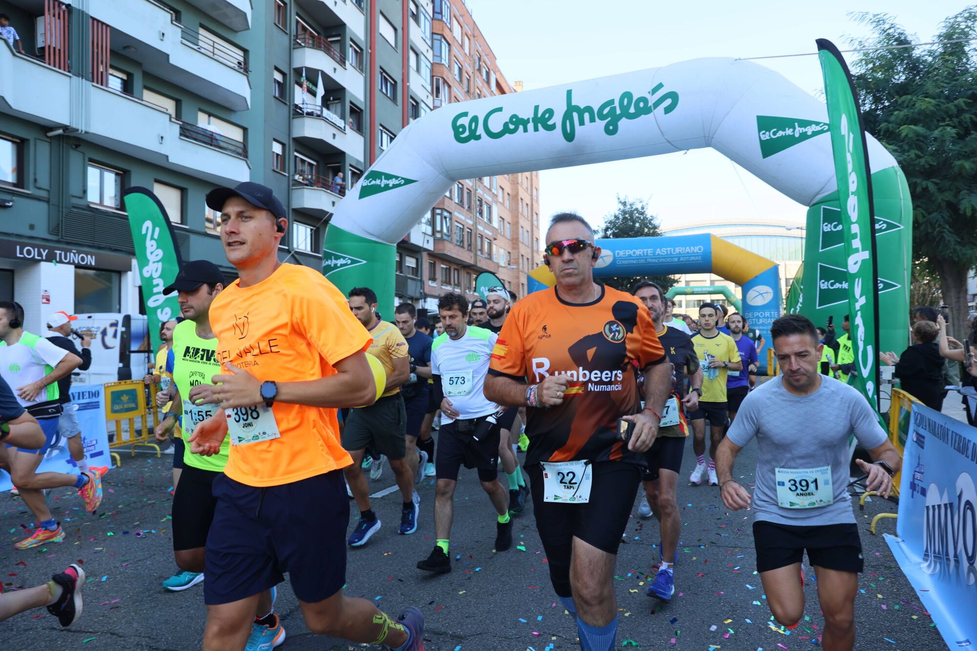 Marco García y Lola Pérez reinan en una media maratón “de récord” en Oviedo