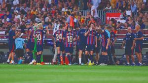 El Barça, durante una pausa de hidratación