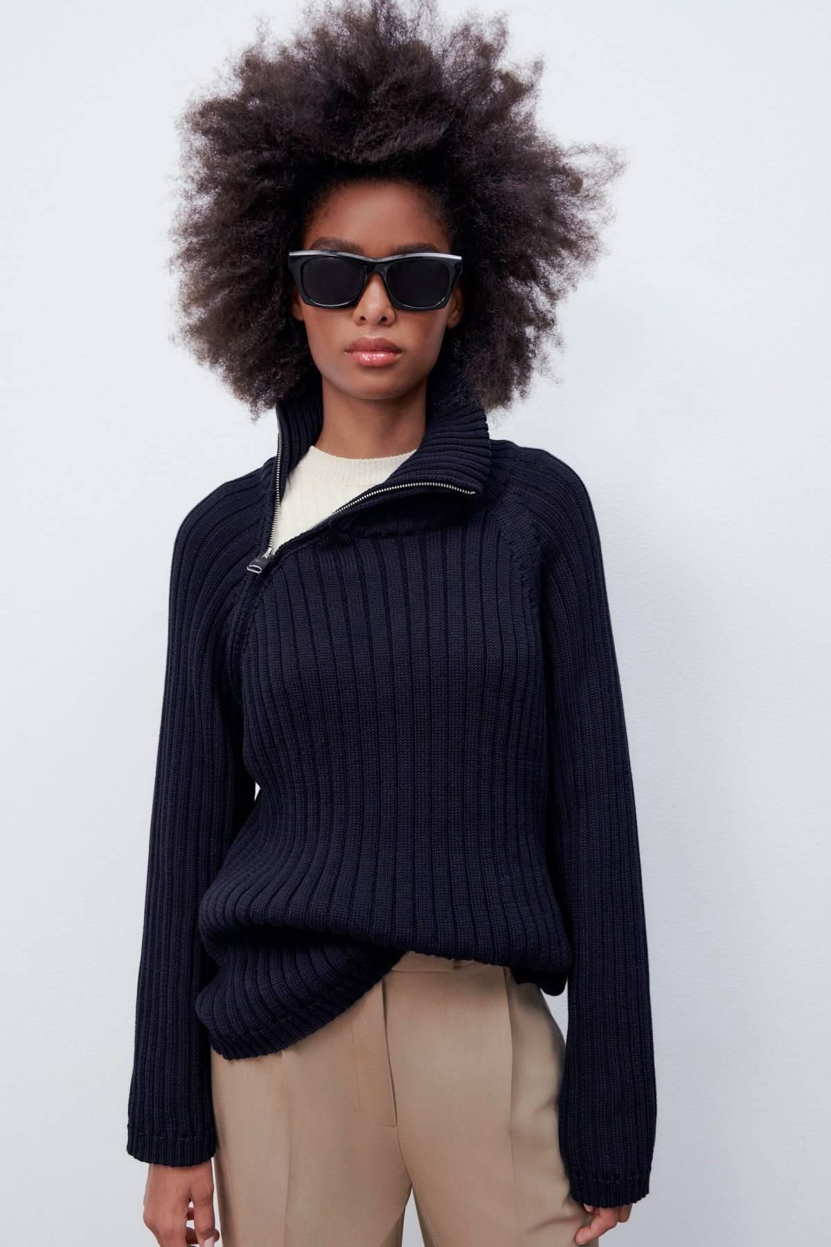 Jersey de canalé con cremallera lateral de Zara