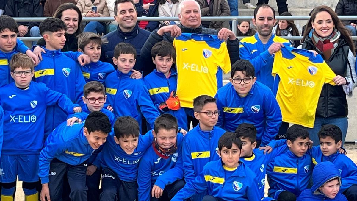 Los jugadores de la Escuela de Fútbol Pedanías Altas con la nueva equipación junto a Isabel Casalduero, José Enrique Pardo, Fernando Giménez Merlos e Irene Jódar.