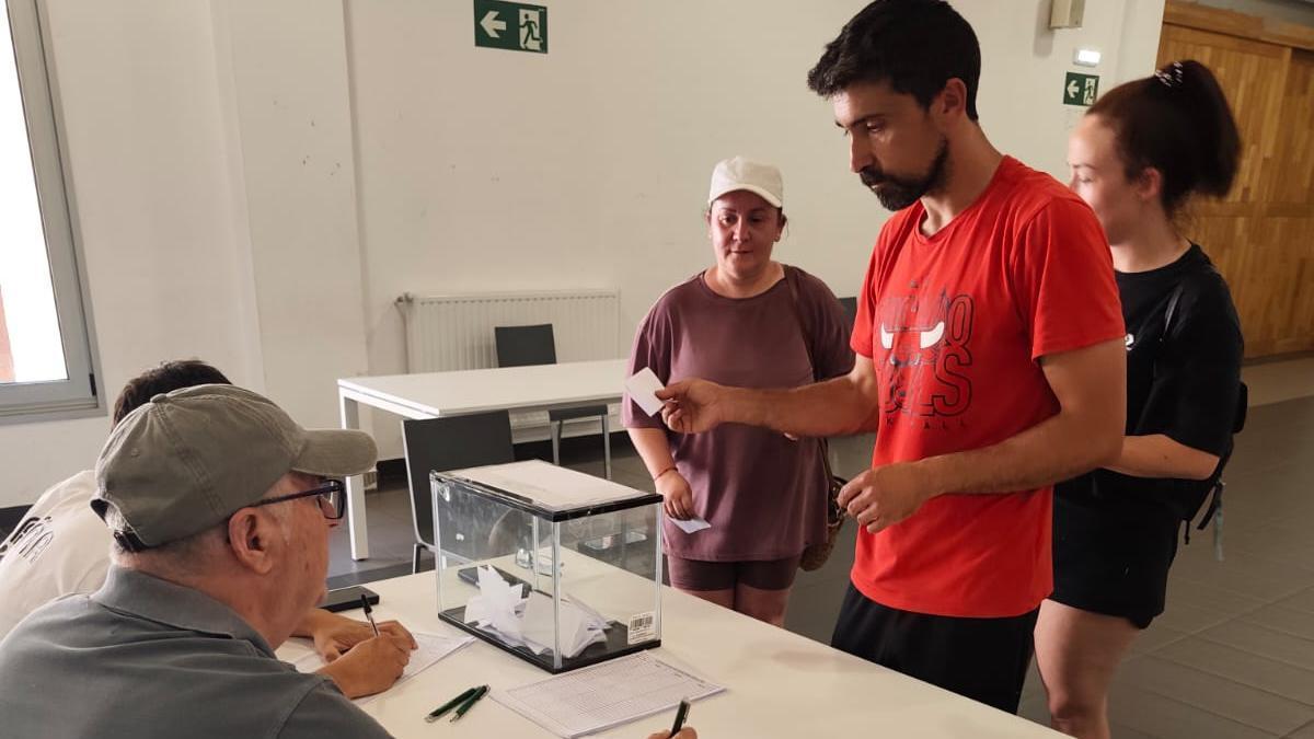 Vecinos de Valdesoto votan las propuestas.