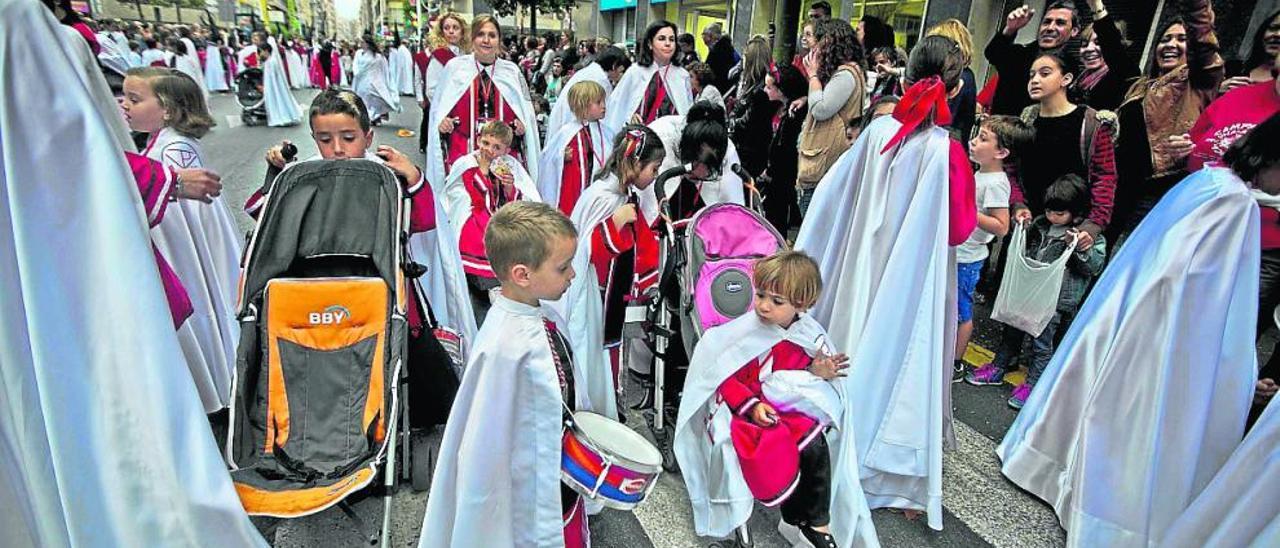Los niños que procesionaron en el paso de «El Gallo» constituyen la cantera de la Semana Santa ilicitana
