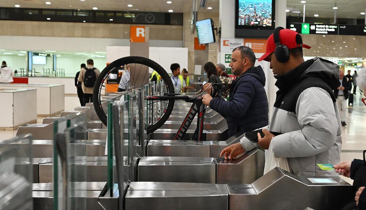 Un usuario de Rodalies, con su bicicletas, el jueves en Sants