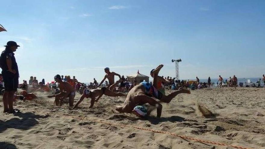 Carballo, en primer plano, durante la prueba de banderas del Mundial de Salvamento de Holanda.