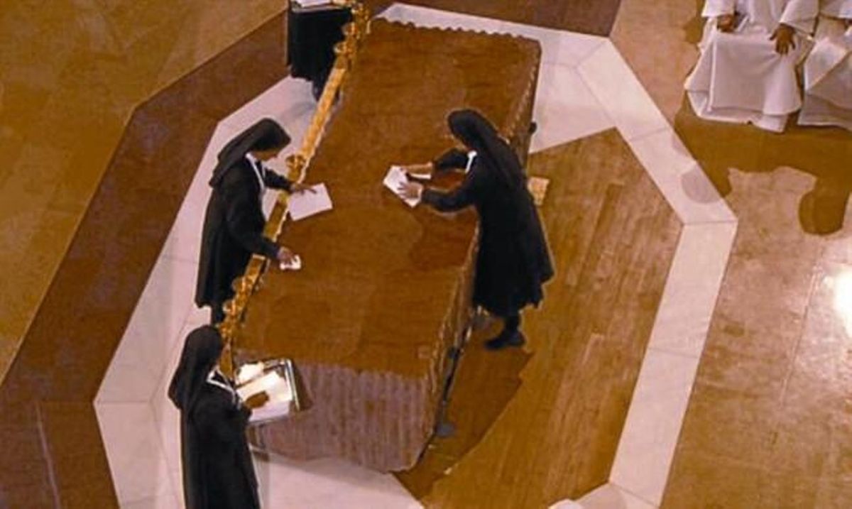 Unes germanes netegen amb draps l’altar de la Sagrada Família. Unes germanes netegen amb draps l’altar de la Sagrada Família.