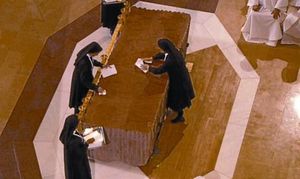 Unes germanes netegen amb draps l’altar de la Sagrada Família.