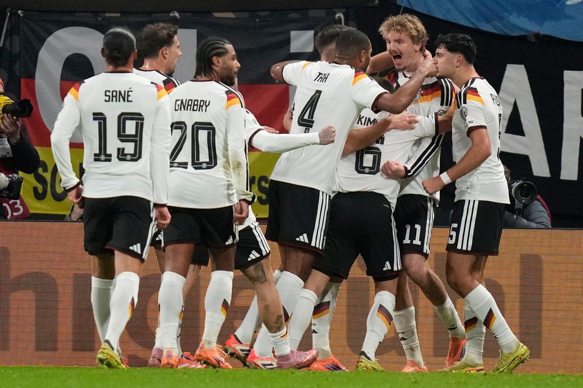 Los jugadores de Alemania celebran uno de los goles contra Eslovaquia.