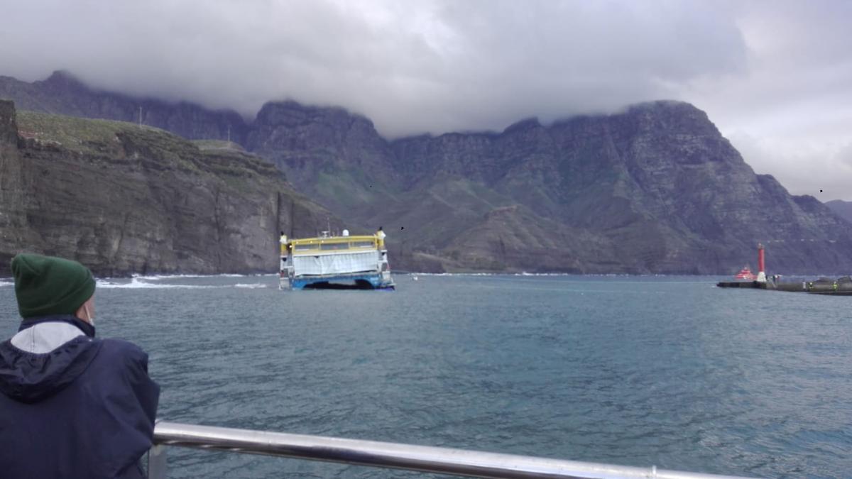 Dos remolcadores trabajan para llevar el catamarán de Fred Olsen al muelle de Agaete