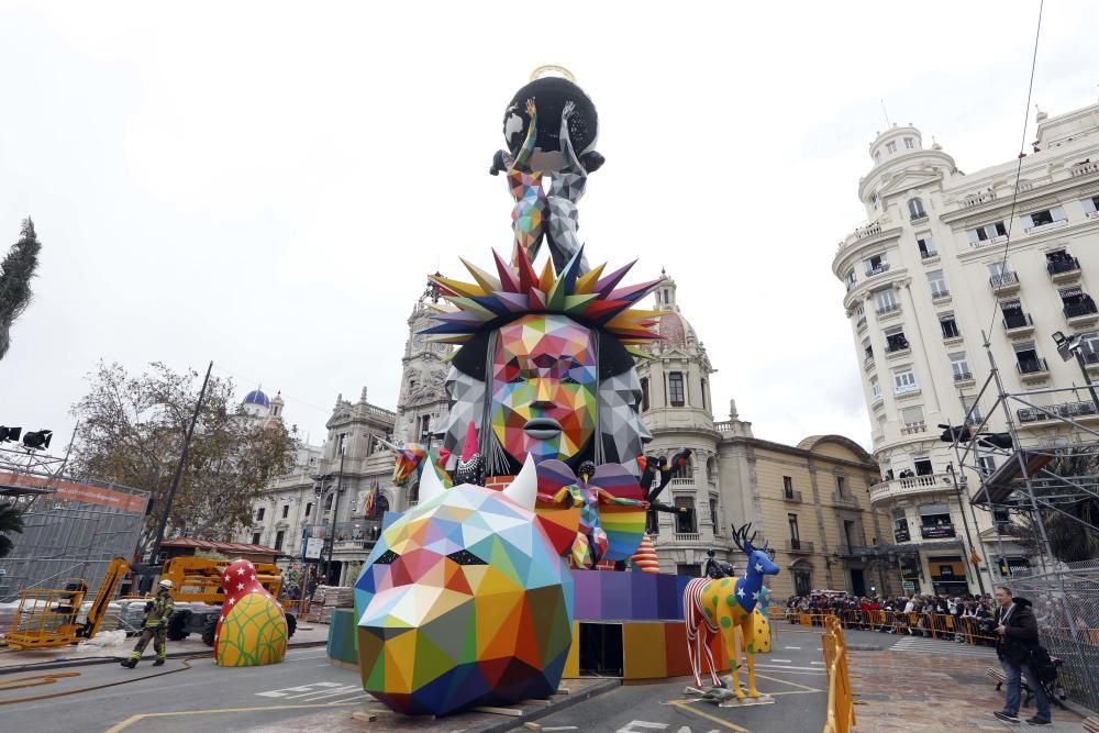 Así es la falla de Okuda en la plaza del Ayuntamiento