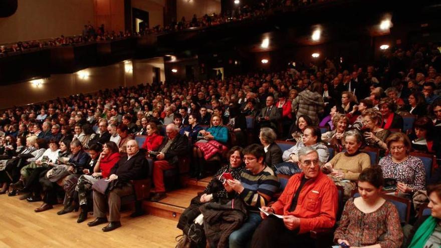 El público llenó completamente las 2.040 localidades del coliseo carbayón.