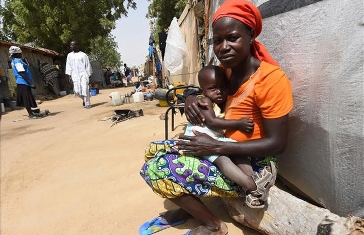 epons32668123 a mother holds her baby in internally displaced pe160205111342