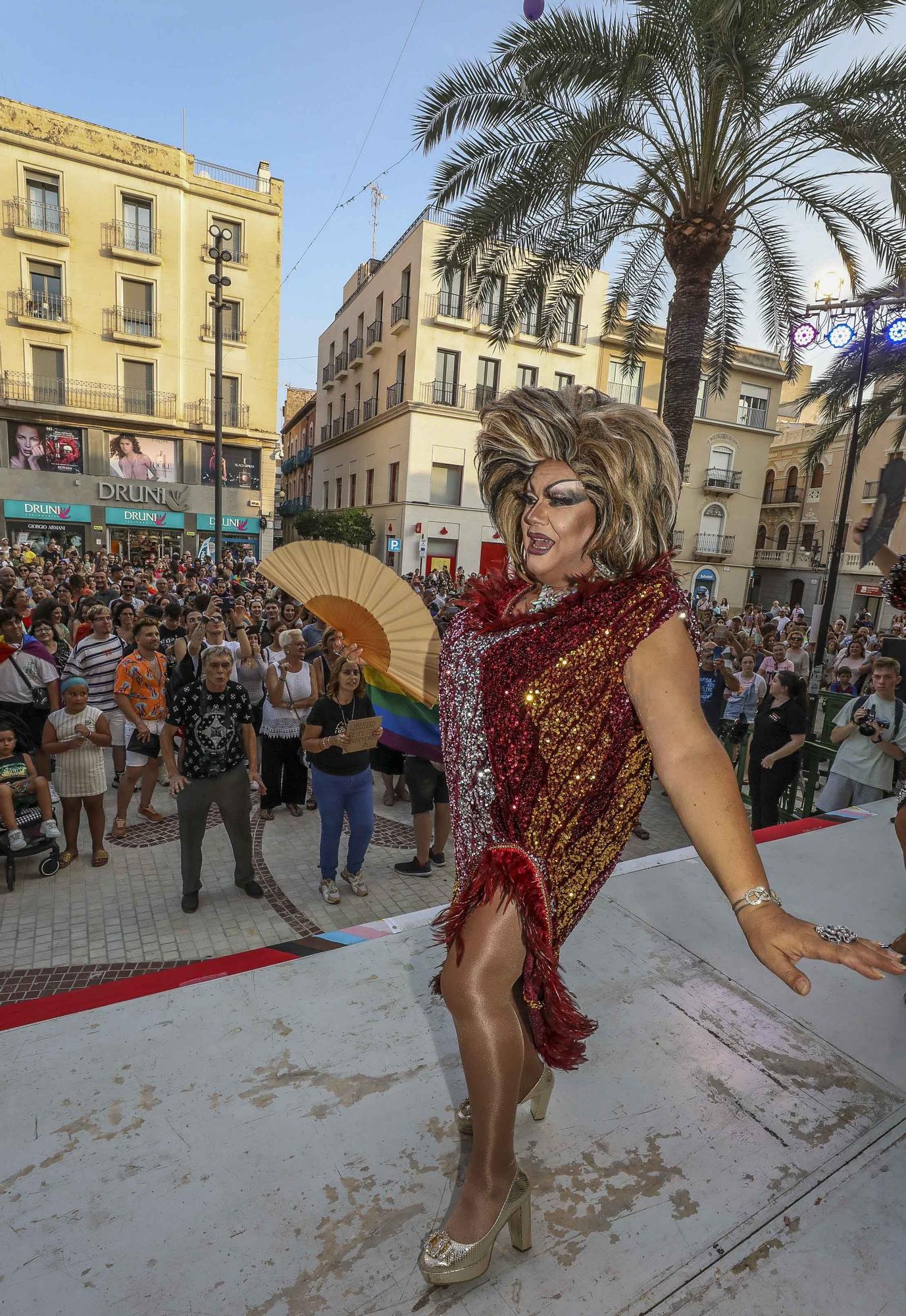 El acto de los colectivos por el Dia del Orgullo llena la Plaça de Baix