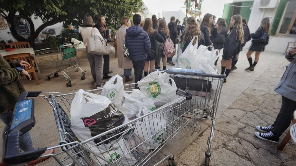 VÍDEO | Cáritas Mallorca prepara decenas de menús solidarios para que los más desfavorecidos disfruten de la Navidad