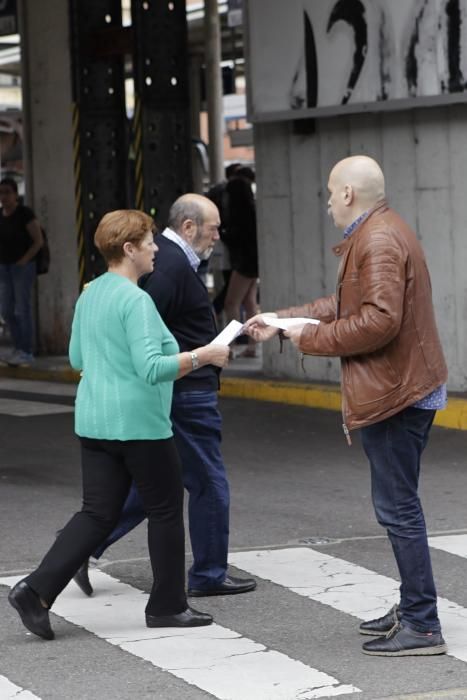 Manifestantes cortan la salida de autobuses de la estación de Gijón por el despido de cinco trabajadores.