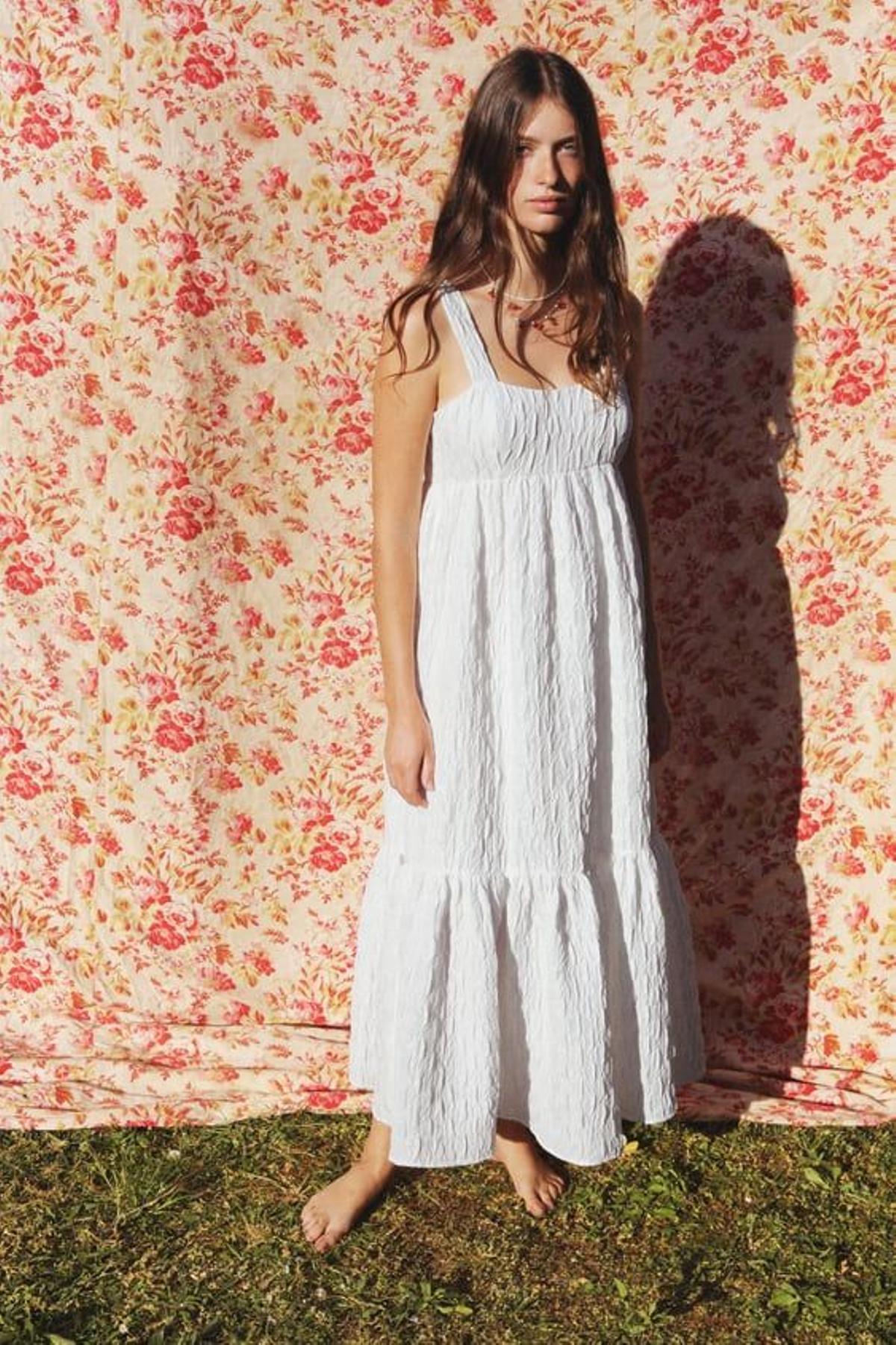 Vestido blanco con textura de las rebajas de Zara