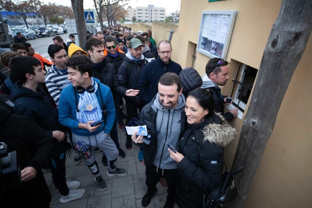 A las cinco de la mañana ya había abonados haciendo cola a las puertas de las taquillas de Can Misses