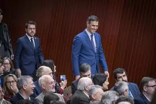 Las elecciones catalanas congelan las relaciones del Gobierno con ERC y Junts