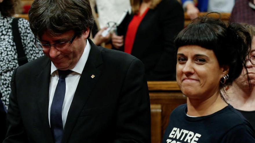 La sallentina Anna Gabriel, al Parlament amb Puigdemont, en una foto d&#039;arxiu.