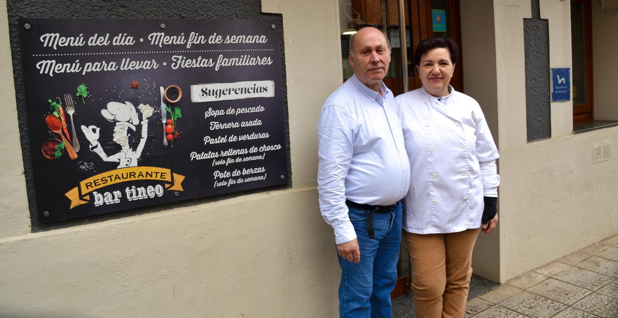 Ángel Prieto Fernández y Celestina Francos, en exterior de su establecimiento, el bar y restaurante Tineo.