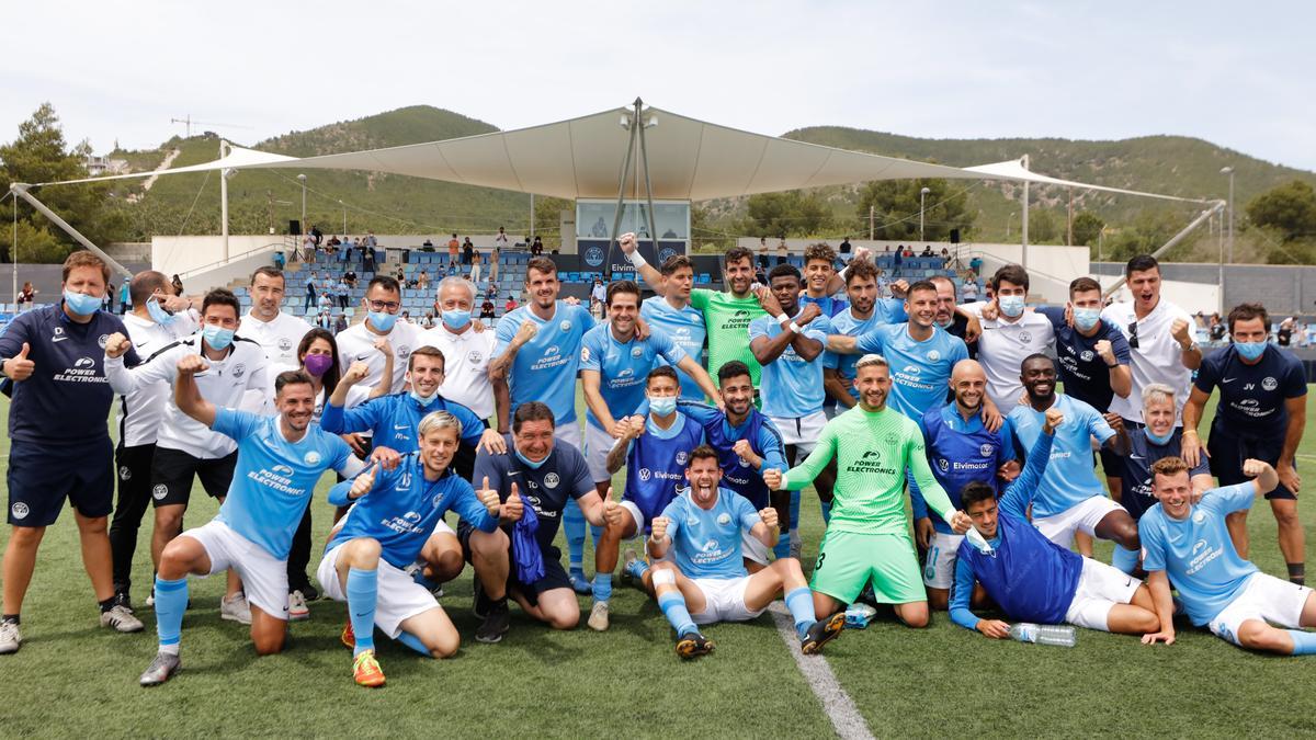 Los jugadores de la UD Ibiza posan tras ganar al Nàstic