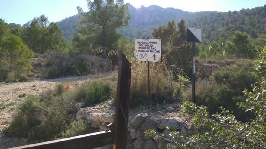 Las señales y los carteles que prohibían el paso de los senderistas y ciclistas por la vía pecuaria de la Umbría de Hondón de las Nieves.