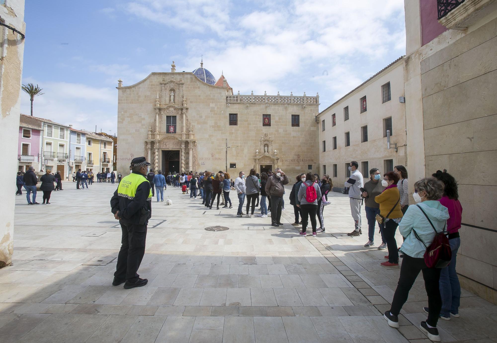 Largas colas en Santa Faz durante el domingo