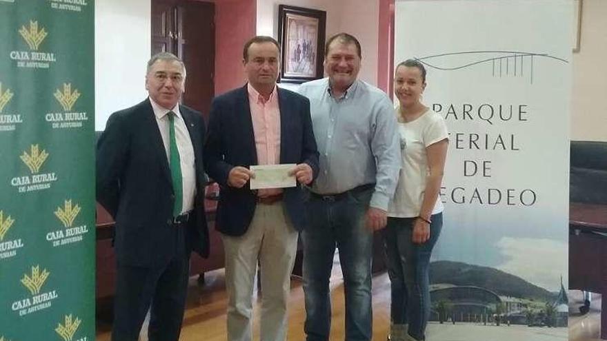 El director de la Caja Rural de Vegadeo, José Antonio Fernández; Javier Cancelos; el alcalde veigueño, César Álvarez, y la edil de Ferias, Alba Álvarez, ayer, en el acto de entrega del galardón.