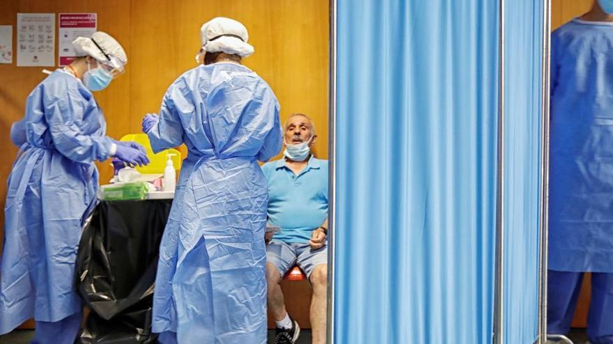 Un pacient espera a realitzar-se un prova PCR en un dels cribratges massius que es va realitzar dilluns a Vilafranca del Penedès