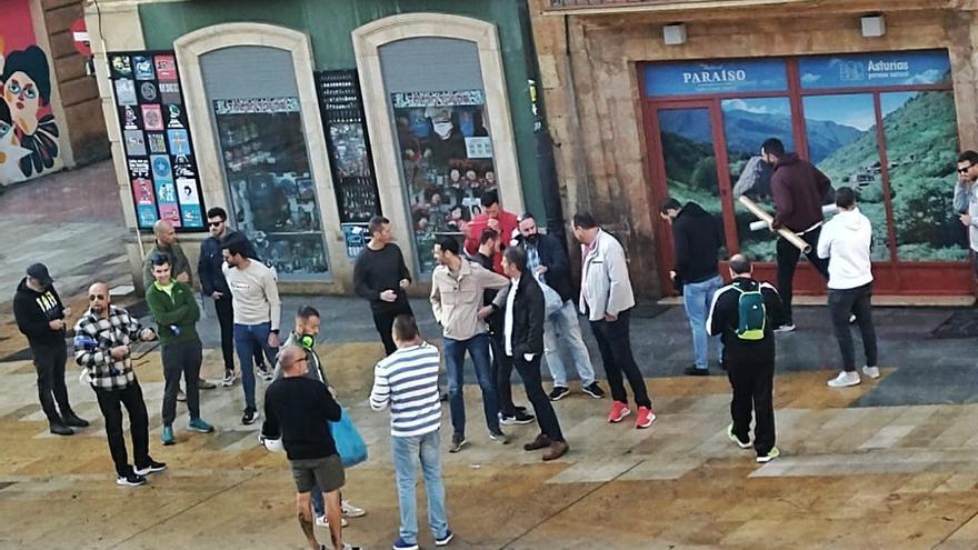 Agentes concentrados en la plaza del Ayuntamiento durante la protesta.