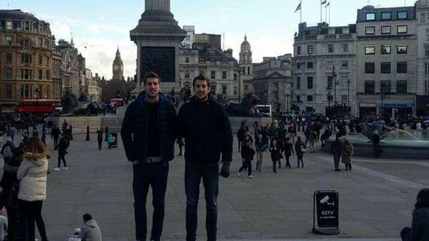 Marcos y Rubén Quinteiro, en Trafalgar Square y con el Big Ben al fondo.