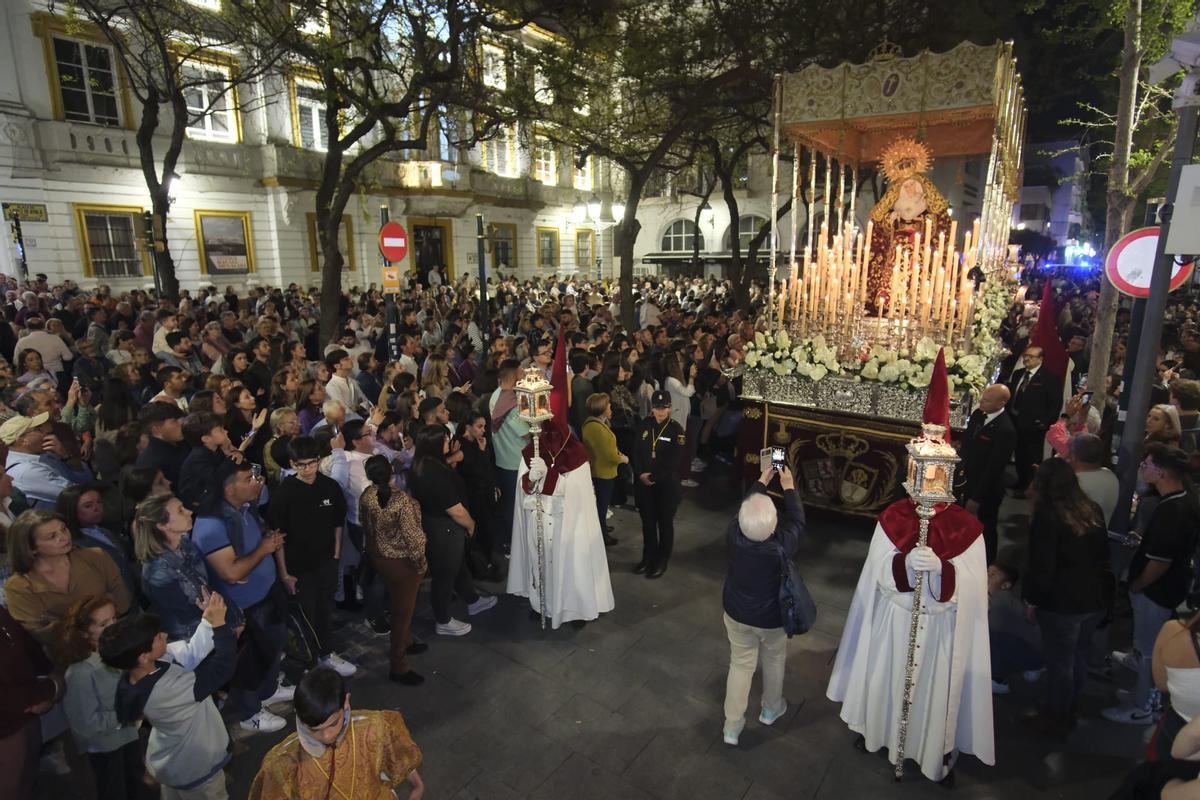 María Santísima de la Amargura arropada por cientos de pacenses.