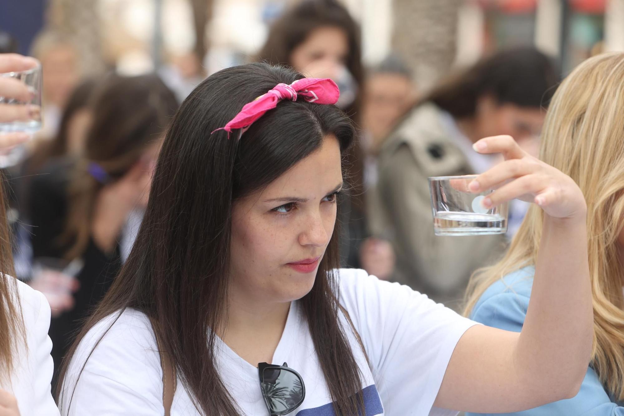 Cata de agua a ciegas de las candidatas a Bellea del Foc en la Explanada de Alicante