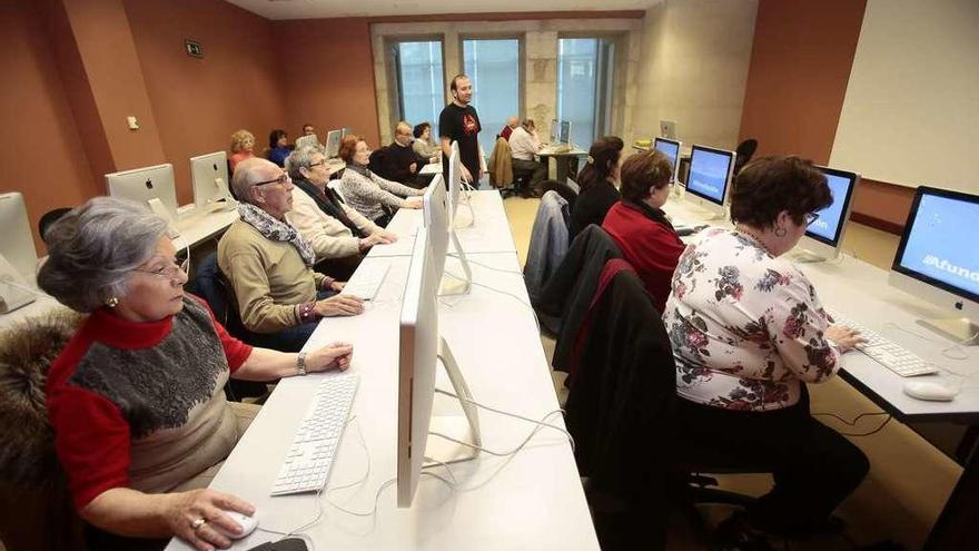 Un grupo de personas mayores en un curso de envejecimiento activo.