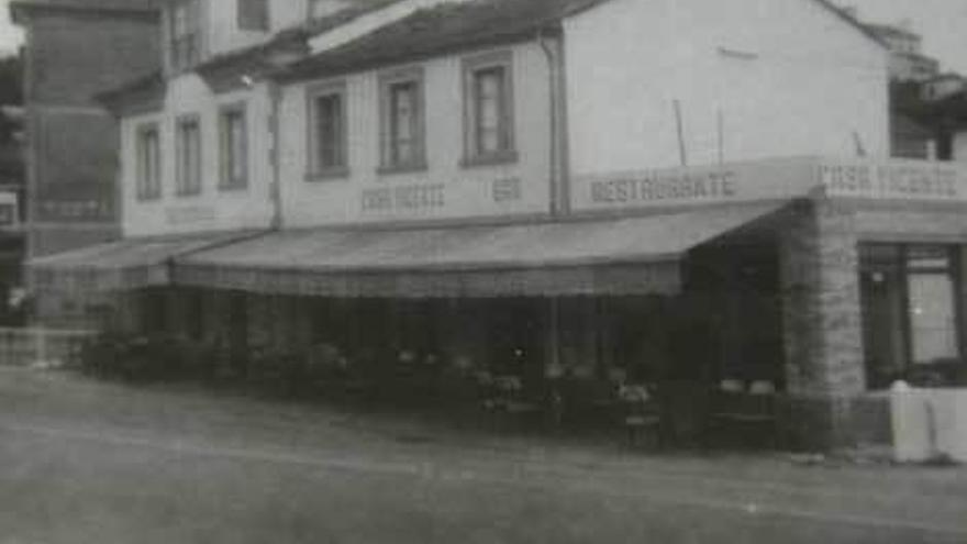 Sobre estas líneas, Vicente Alonso e Isabel Martínez Vinjoy. A la izquierda, Marta Fernández-Catuxo y Vicente Alonso; y arriba, una foto antigua del negocio.