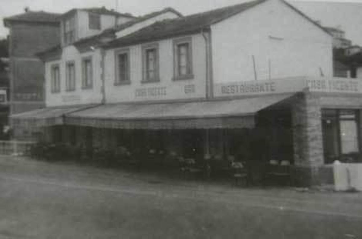 Sobre estas líneas, Vicente Alonso e Isabel Martínez Vinjoy. A la izquierda, Marta Fernández-Catuxo y Vicente Alonso; y arriba, una foto antigua del negocio.