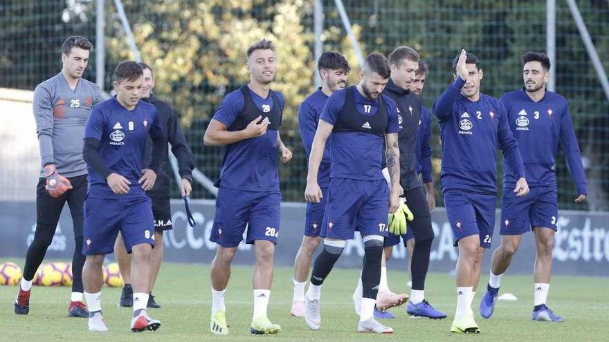 Hugo Mallo habla con David Juncà, ambos posibles titulares ante el Eibar, ayer, junto a Kevin, Jozabed, Rubén Blanco y Costas. // Alba Villar