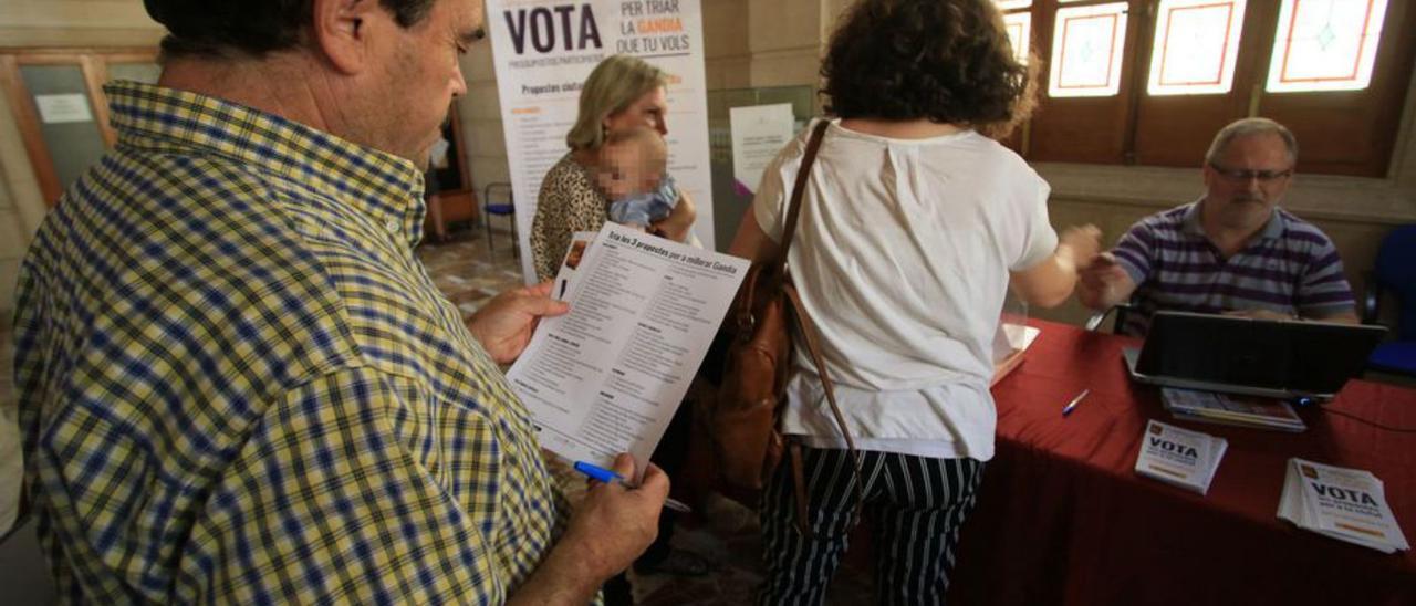 Votación de una edición anterior de presupuestos paricipativos. | LEVANTE-EMV