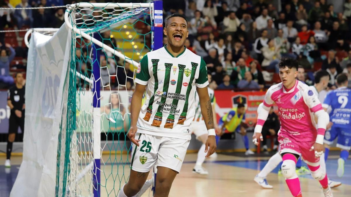 Kaué Pereira celebra una acción del Córdoba Futsal.