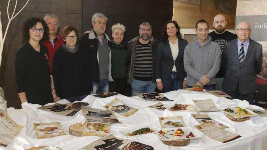 Los cocineros con la edil de Cultura, Teresa París (3ªd.), ayer, en la presentación. // Alba Villar