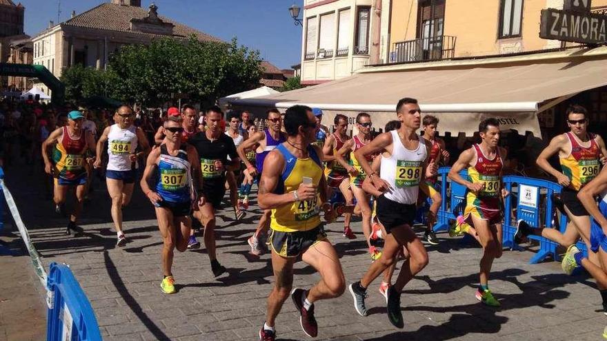 Los corredores inician el Cross Popular &quot;Ciudad de Toro&quot;.