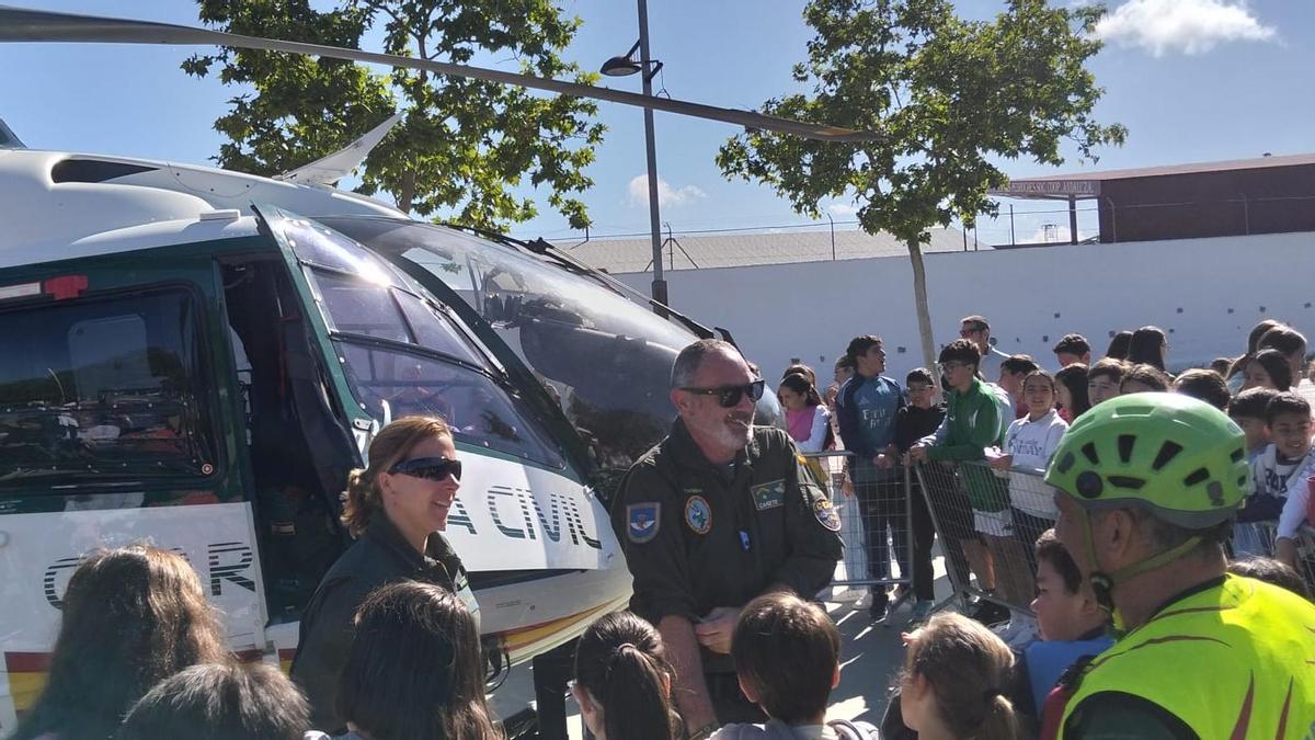 El helicóptero de la Guardia Civil durante la exhibición en Pozoblanco.