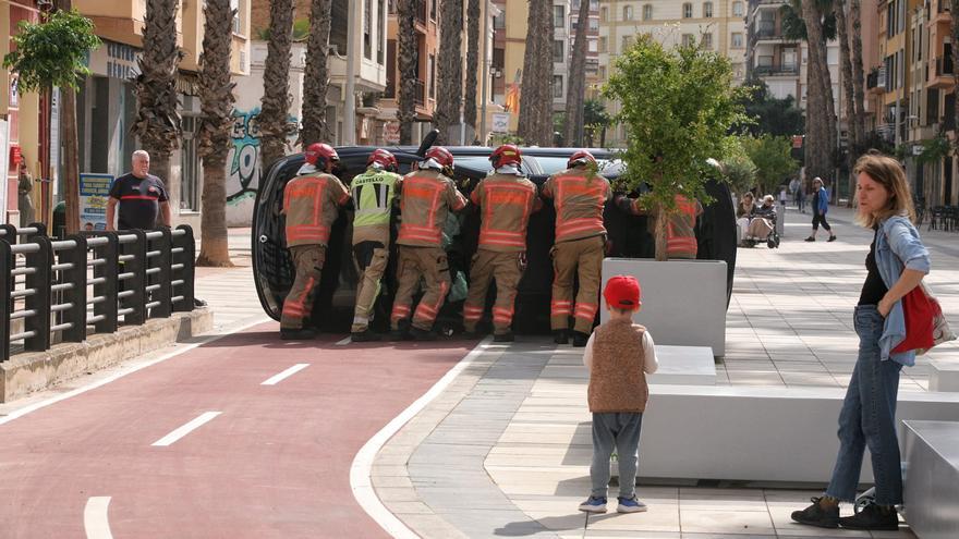 Un conductor vuelca tras meterse por el carril bici de la avenida del Lidón de Castelló