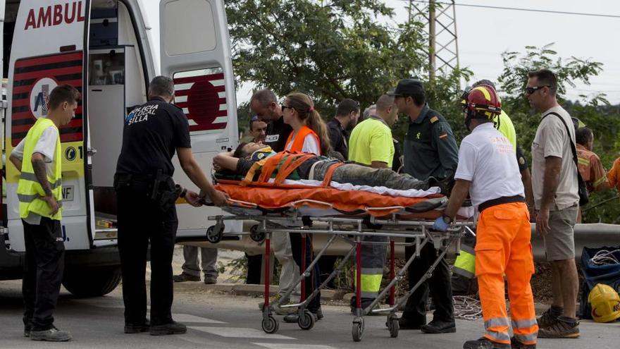 El obrero rescatado, evacuado en ambulancia.