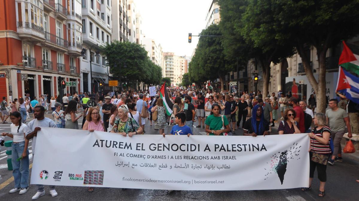 Decenas de personas recorren el centro de València.