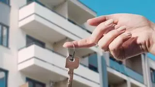 Ni compra pisos ni los alquila: así gana Rocío 410 euros al mes por vivienda con 75 habitaciones